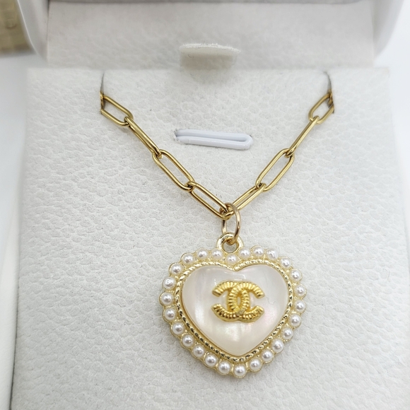 CHANEL Pearl Heart Necklace. On Paperclip Atolea 18kt Gold Plated Chain - Picture 1 of 3